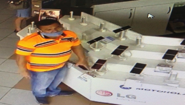 Homem é flagrado por câmeras de segurança furtando celular em uma das lojas Gazin da capital acreana